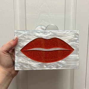 Lips clutch